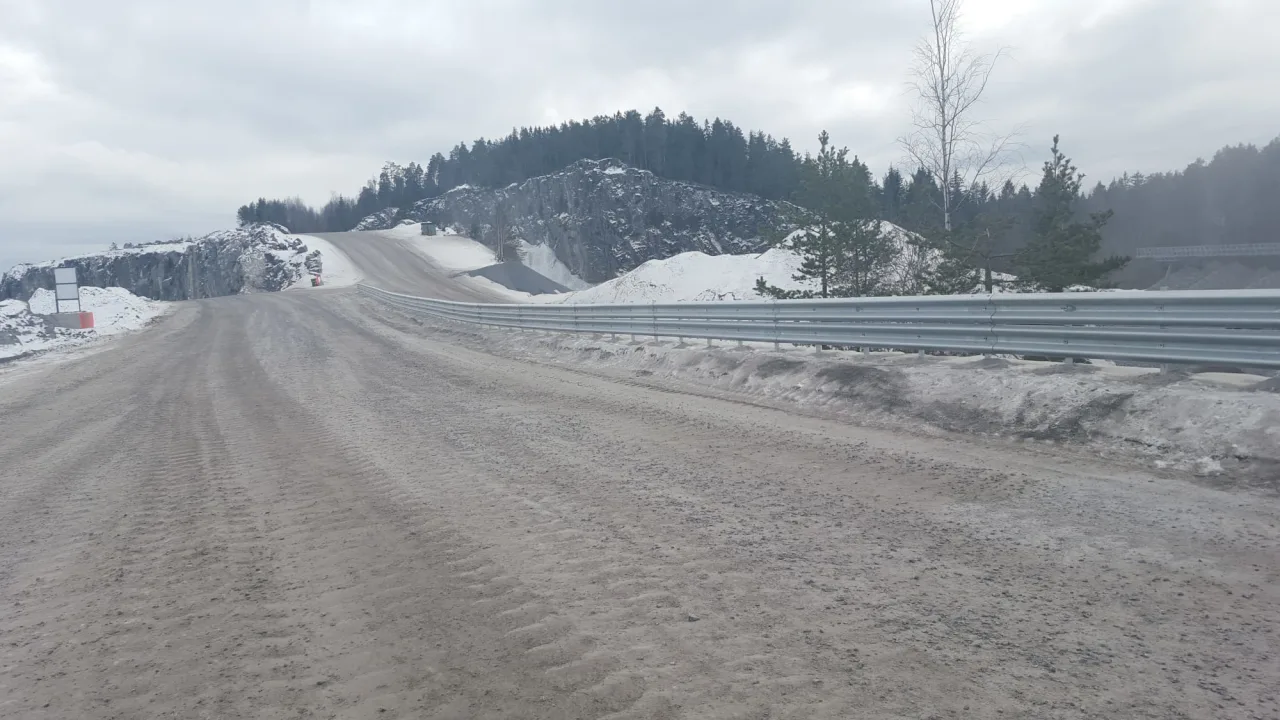 Nytt autovern langs ny vei i vinterlandskap